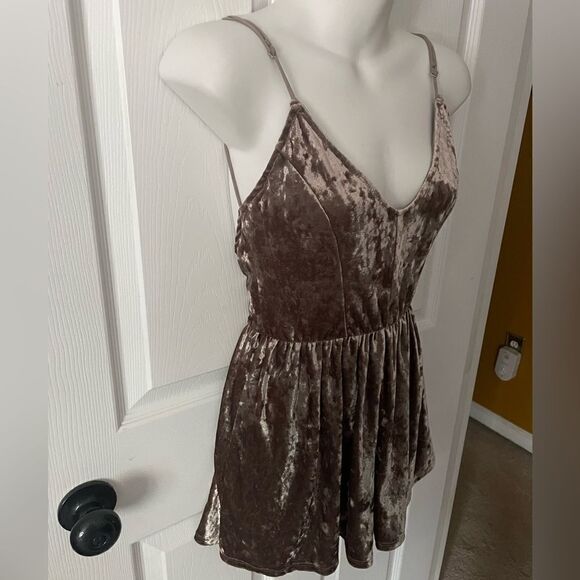 LA Hearts Velour Shorts Romper Womens Size S Boho Glam Brown Strappy - Picture 3 of 5